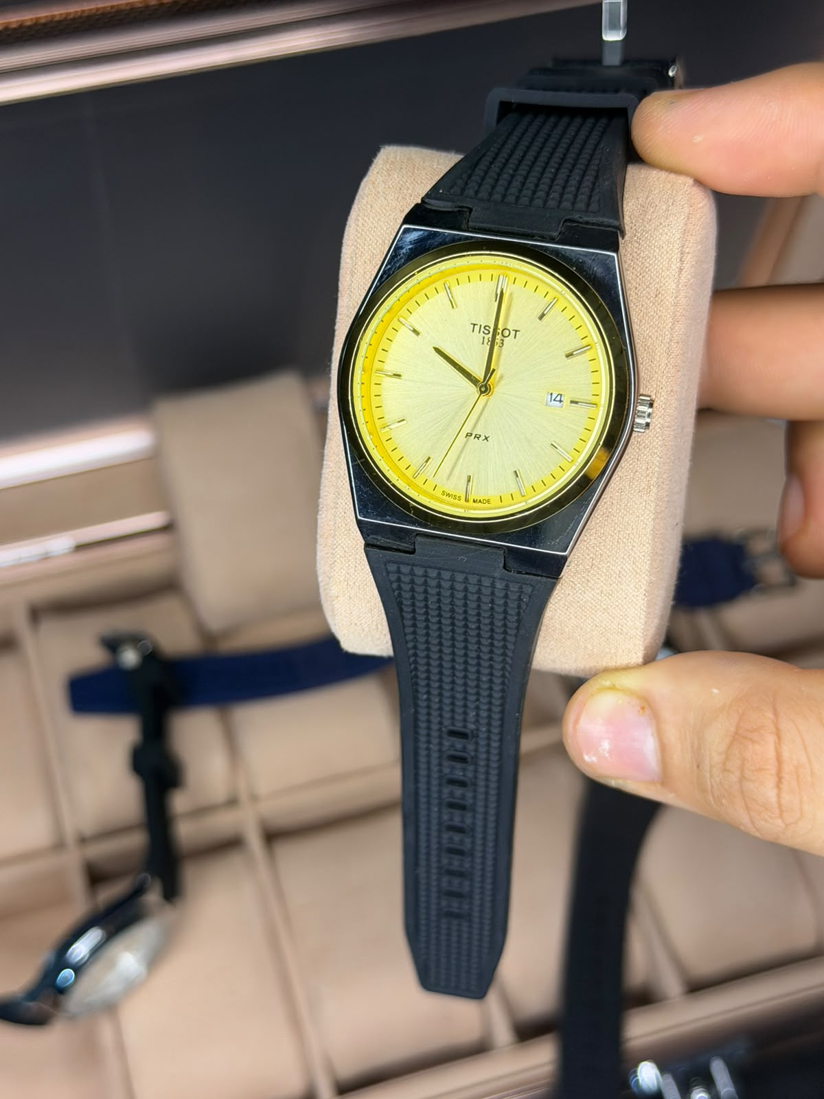 Premium Men's Watch with Rubber Strap & Date Display